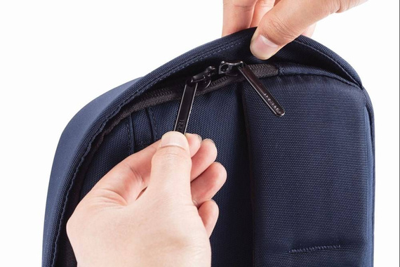 Plecak miejski z poliestru XD Design Bobby Sling granatowy