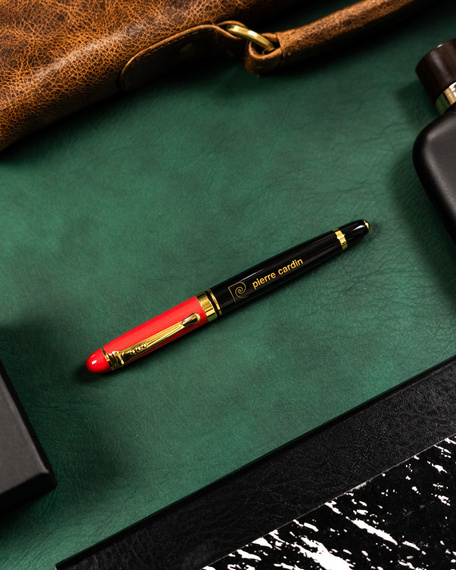 Długopis w etui prezentowym Pierre Cardin czarno-czerwony
